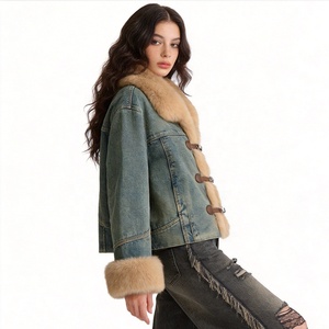 Chaqueta Vaquera para Mujer - Abrigo de Invierno Vintage con Forro de Piel, Cuello y Puños Grandes de Piel, Parka Cálida de Sherpa - Logotipo Personalizado - Product Image 2
