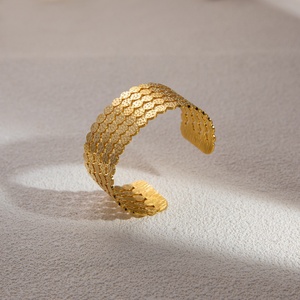 Pulsera de Moda de Verano de Alta Gama, Elegante Diseño de Acero Inoxidable con Oro de 18K, Simple y Elegante, Ligera y de Lujo, No se Desvanece, para Mujer - Product Image 1
