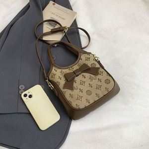 2025 Model Women's Casual Tote Handbag with Geometric Print Magnetic Closure PU Material Anti-Theft & Durable Design - Product Image 3