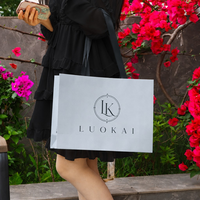 Sacs cadeaux en papier personnalisés à faible MOQ, 250 g/m², blancs et roses, avec impression de logo pour l'emballage de vêtements