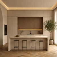 Meuble de cuisine beige en bois à lattes, niche LED, tabourets de bar pour îlot, plans de travail en pierre, armoires hautes, façades de meubles sans poignées