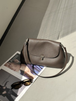 Bolso de hombro de cuero de grano de ciervo con solapa y cierre en T, estilo minimalista y holgado, venta al por mayor, para exhibición y abastecimiento a granel