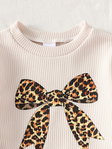 Completo Casual Primaverile 2026 per Bambina: Felpa Beige a Maniche Lunghe con Fiocchi Leopardati e Jeans a Gamba Larga - Product Image 3