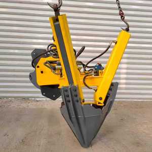 Excavatrice avec boule de terre <span class=keywords><strong>pour</strong></span> soulever une machine à arbres. <span class=keywords><strong>Pelle</strong></span> à quatre lames avec joint hydraulique. La boule de terre est compactée. - Product Image 2