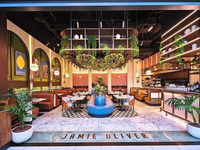 Canapé confortable au design moderne avec rainures décoratives, structure métallique, pour restaurants de luxe