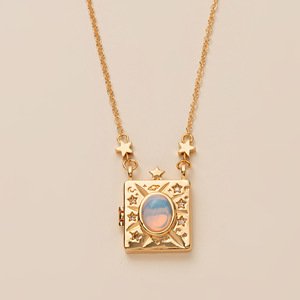 Collier pour femme tendance plaqué or, avec pendentif album 'Love Words Vows' à ouverture et fermeture, accessoires personnalisés avec mots anglais et motif lune au dos - Product Image 1