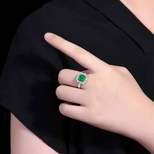 Bague de fiançailles vintage en émeraude naturelle Panjshir, monture halo en or 18 carats avec diamants baguette latéraux et tige pavée de diamants. - Product Image 5