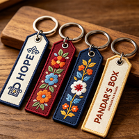 Porte-clés en cuivre brodé de lettres florales vintage OEM, certifié CE, avec étiquette tissée colorée, logo personnalisé, pour sac à main portable