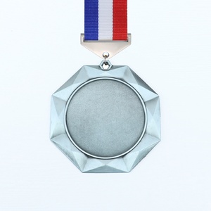 โรงงานขายส่งเหรียญเปล่า LY พร้อมจัดส่งทันที ผลิตเหรียญรางวัล 3 มิติ งานฝีมือโลหะ เหรียญกีฬาแบบกำหนดเอง สีทอง เงิน ทองแดง - Product Image 4