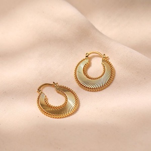 Pendientes de Aro de Acero Inoxidable con Oro Real de 18K, Estilo Vintage Europeo Americano, Diseño en Espiral Elegante, Patrón Geométrico, para Mujer - Product Image 2