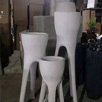 Pot de plante en fibre de verre de forme poulpe, couleur pierre, givré, sur pied, vente directe d'usine