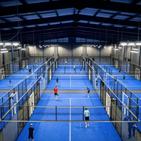 Terrain de padel intérieur panoramique, structure en acier, auvent en verre trempé, aménagement à haut plafond, livraison directe d'usine