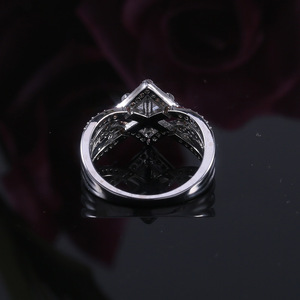 Anello a Croce a Quattro Punte per Donne, Gioielli di Moda Scintillanti Bicolore, Vendita all'Ingrosso - Product Image 6