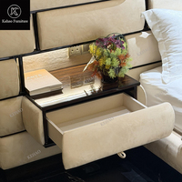 Lit en cuir de luxe moderne avec tête de lit intégrée, cadre de lit king size, lit capitonné italien avec éclairage LED et tables de chevet intégrées