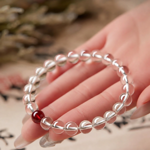 สร้อยข้อมือควอตซ์ใสธรรมชาติ สร้อยข้อมือลูกปัดคริสตัลสีแดงเดี่ยว คริสตัลพลังบำบัด สร้างความสงบ ของขวัญเครื่องประดับคริสตัลสำหรับผู้หญิง - Product Image 3