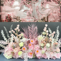 Arrangement floral moderne en boule de fleurs marron aux couleurs d'automne pour centre de table de mariage et événements festifs