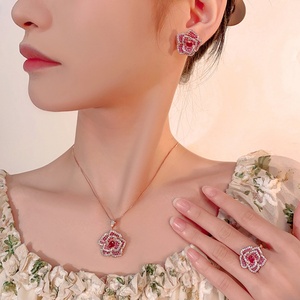 Parure de bijoux de mariée délicate et écologique en cuivre plaqué or avec zircon rouge pavé, motif floral doré, comprenant collier et boucles d'oreilles - Product Image 6