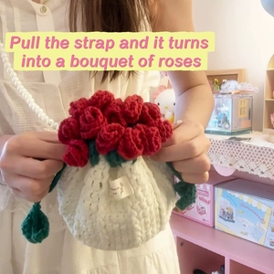 กระเป๋าถือถักโครเชต์ลายดอกกุหลาบแฮนด์เมด ของขวัญสุดโรแมนติกสำหรับแฟนสาว เพื่อนสนิท วันวาเลนไทน์ สินค้ามีจำนวนจำกัด - Product Image 5
