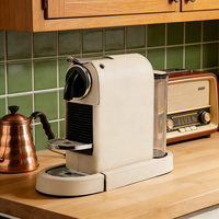 Machine à café blanche moderne avec finition en cuir pour la maison et le bureau