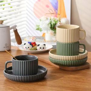 Tasse en céramique rectangulaire moderne de 9 oz avec rayures verticales, finition mate, en grès, avec soucoupe, impression de logo personnalisée, vente en gros - Product Image 4