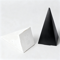 Boîtes en papier pliable simple pour cartes en forme de pyramide triangle estampage argent à chaud avec logo personnalisé