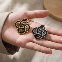 Broche de revers Yiwu Aceon en acier inoxydable, motif élément porte-bonheur chinois, gravé, émail coloré, serpent, triquetra, nœud de serpent