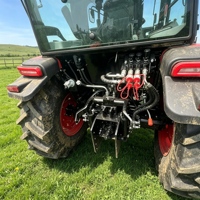 Multifunktionaler Traktor Landwirtschaftlicher Kleiner Kompakttraktor 4x4 Farmtraktor mit Front- und Hecklader Doppelkupplung