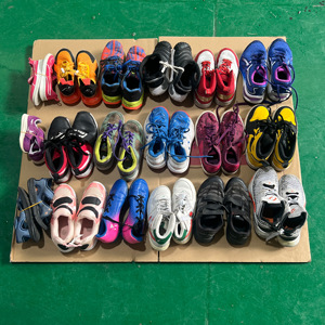 Zapatillas Deportivas de Marca Usadas para Niños, Transpirables, Estilo Baloncesto, Sintéticas, de Segunda Mano en Dubái - Product Image 3