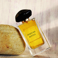 Conception simple chinoise de haute qualité ronde rectangulaire 30ml 50ml 100ml bouteille de parfum en verre avec chapeau noir brillant + boîte d'emballage