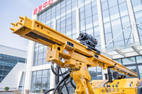 Machine hydraulique sur chenilles robuste pour le battage de pieux solaires, idéale pour les travaux de photovoltaïque et le vissage de pieux de terre.