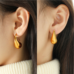 ต่างหูทรงหยดน้ำสีทอง 18K ไทเทเนียมสตีลชุบด้วยไฟฟ้า ดีไซน์ทรงเรขาคณิตทันสมัยสำหรับผู้หญิง - Product Image 4