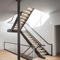 Escalier à double poutre sur mesure avec structure métallique robuste, idéal pour les projets de villas et de maisons