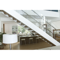 Escalier droit en bois américain avec marches étroites et garde-corps en verre
