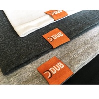 Fournisseur d'étiquettes d'ourlet de vêtements Tissage à la machine personnalisé Logo de dessin animé Vêtements Étiquettes principales tissées damassé avec pliage central