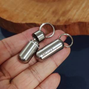 Usine créative 3d porte-clés en métal étui à pilules de voyage personnalisé porte-clés en gros en acier inoxydable mini boîte à pilules en métal porte-clés - Product Image 3