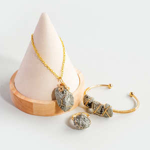 Conjunto <span class=keywords><strong>de</strong></span> Collar, <span class=keywords><strong>Pulsera</strong></span> y Anillo <span class=keywords><strong>de</strong></span> Pirita Natural, Joyería <span class=keywords><strong>de</strong></span> Cristal Curativa Envuelta en Alambre Dorado, Joyería <span class=keywords><strong>de</strong></span> Cristal Natural - Product Image 1