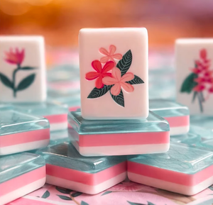 Tuiles de mahjong américaines de luxe en acrylique à 3 couches, 160 pièces |   Ensemble de Mahjong personnalisé OEM au design rose pastel et turquoise pour les jeux de casino - Product Image 5