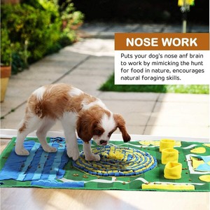 Tapis de reniflement pour chien sur le thème du terrain de football, vert, pour l'entraînement des chiens avec jouets à mâcher, tapis de jeu éducatif et puzzle - Product Image 2