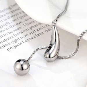 Collana <span class=keywords><strong>a</strong></span> Y <span class=keywords><strong>a</strong></span> Mezzaluna Unica per Donne - Pendente <span class=keywords><strong>a</strong></span> Sfera Moderno e Chic in Acciaio Inossidabile Placcato Oro 18K - Product Image 5