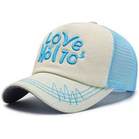 Casquette Trucker Bicolore Beige et Bleu Brodé Love Holic 5 Panneaux Bord Courbé Pour l'Été Usine BSCI Vente en Gros