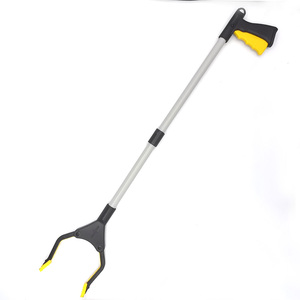 Ramasseur de déchets léger à long manche, idéal pour les zones difficiles d'accès sous les meubles et les déchets extérieurs - Product Image 1