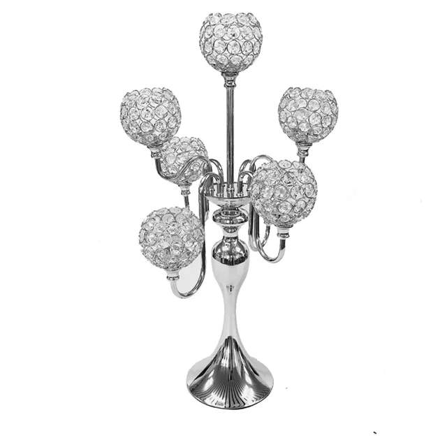 Große goldene Kandelaber mit Blumentasse und Kristallen Hochzeitstisch Kandelaber-Tischziegel Tischplatte-Kerzenhintergrund