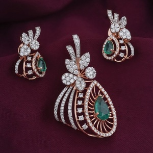 จี้เพชรโมอิสซาไนต์คุณภาพเยี่ยมทรงบริลเลียนต์คัต VVS ประดับด้วยพลอยสีเขียว สำหรับผู้หญิง เหมาะสำหรับใช้ในโอกาสครบรอบและงานหมั้น - Product Image 3