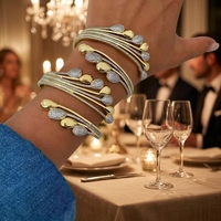 Bracelet manchette multi-rangs en laiton plaqué or 18 carats, style Mob Wife, pour événements sur le tapis rouge, finition anti-ternissement, motif goutte d'eau