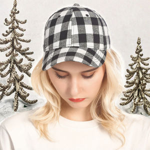 Gorra de Béisbol Clásica Personalizada con Diseño a Cuadros Rojos y Negros, Estilo Urbano Deportivo, Ajustable, 100% Poliéster, 6 Paneles - Product Image 3