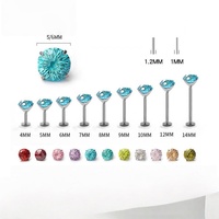 Pendiente de titanio quirúrgico Clover Jewelry con circonita cúbica de corte fuego, rosca interna para piercing de hélice, tragus y concha.