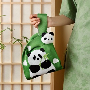 Bolso Pequeño de Poliéster Tejido a Mano con Diseño Creativo de Panda Gigante, con Dos Aberturas en la Muñeca, para el Trabajo y Viajes Diarios - Product Image 2