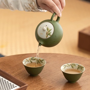 Service à thé Kung Fu Jiao Green peint à la main avec motif Osmanthus, comprenant une théière et deux tasses, coffret cadeau, petit ensemble théière et tasses pour la dégustation du thé à la maison. - Product Image 4