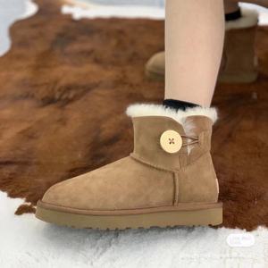 Botas de nieve de piel de oveja para mujer, de una pieza, con botón de madera, modelo 3352, clásicas, de caña baja y forro de lana. - Product Image 1