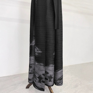 <span class=keywords><strong>Robe</strong></span> <span class=keywords><strong>longue</strong></span> plissée ouverte sur le devant pour <span class=keywords><strong>femme</strong></span>, manteau maxi plissé noir à imprimé paysage, coupe ample élégante à manches longues - Product Image 4